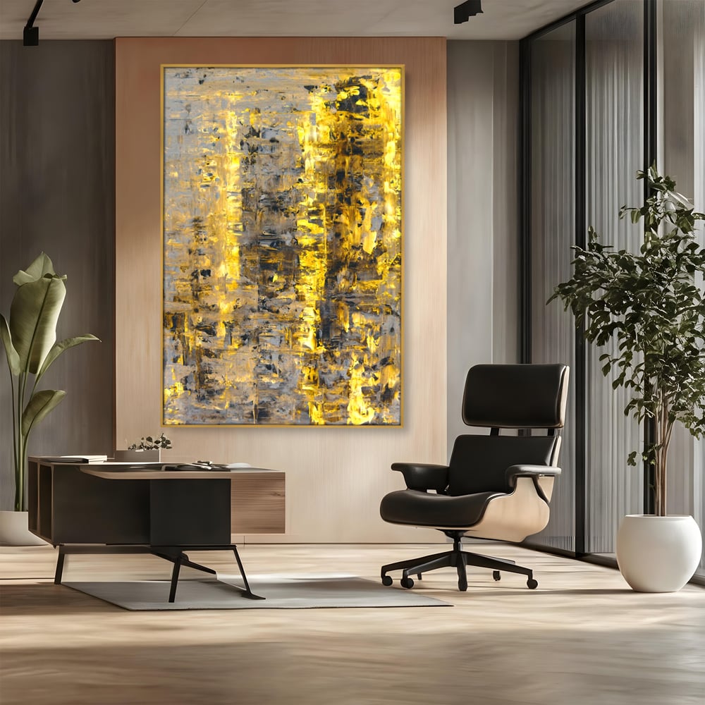 Tablou canvas cu pictura abstracta cu dungi aurii, in rama de aluminiu auriu, pe perete intr-un birou